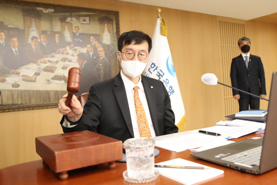 한국은행이 기준금리를 0.25%포인트 인상하기로 했다. 이창용 한국은행 총재가 의사봉을 두드리고 있다. 한국은행 제공